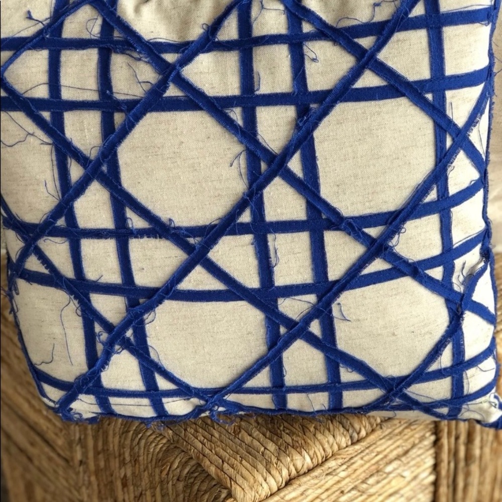 2 throw pillows - Picture 3 of 6